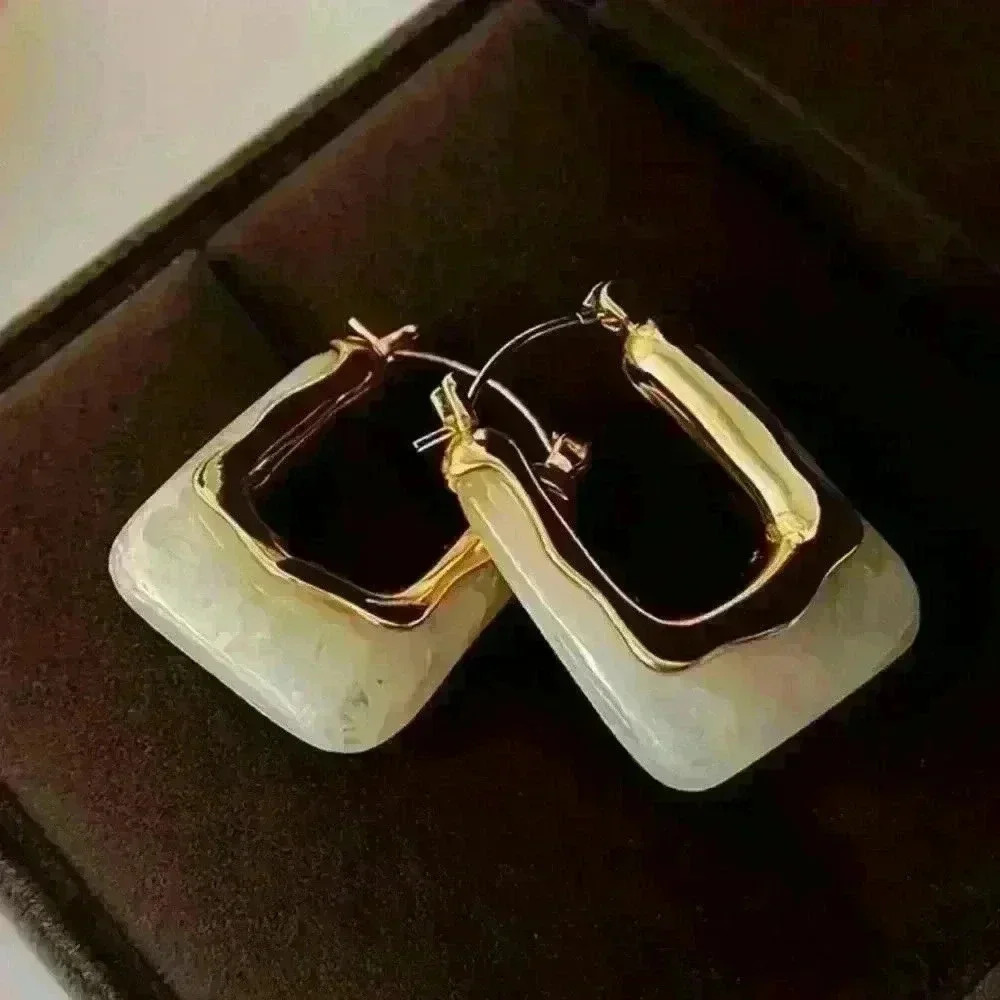 - Elegant And Luxurious U-Shaped Hoop Earrings - Picture 3 of 5
